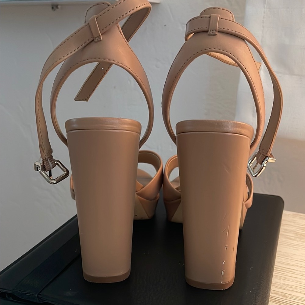 Gianni Bini Tan Strappy Heels SZ 5 - Picture 2 of 3